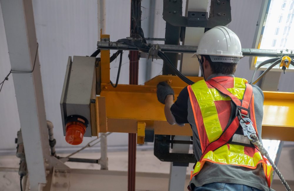 Engineers,Are,Inspecting,Hooks,For,Lifting,Safety,Crane,Steel,In Engineers,Are,Inspecting,Hooks,For,Lifting,Safety,Crane,Steel,In